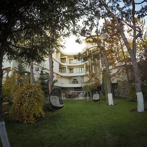 beaumonde-garden.alltbilisihotels.com/